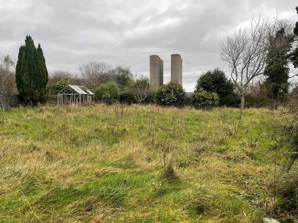 Lot: 20 - FREEHOLD LAND - Overgrown grassland